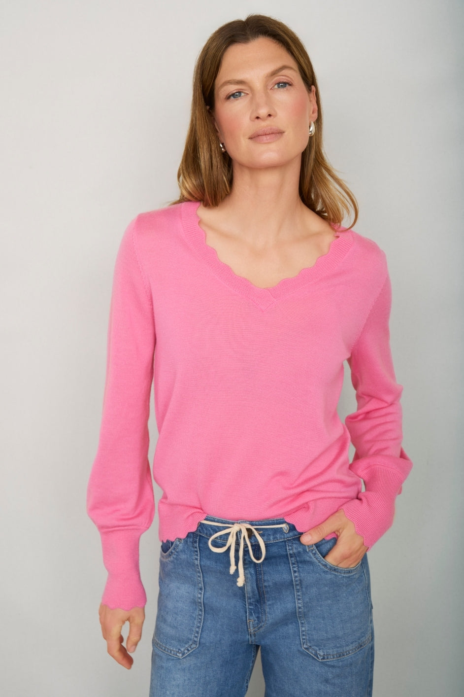 Fleurine Scallop V-Neck Jumper Candy Pink – WYSE London