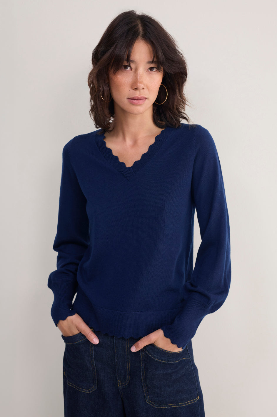 Fleurine Scallop V-Neck Jumper - Midnight – WYSE London