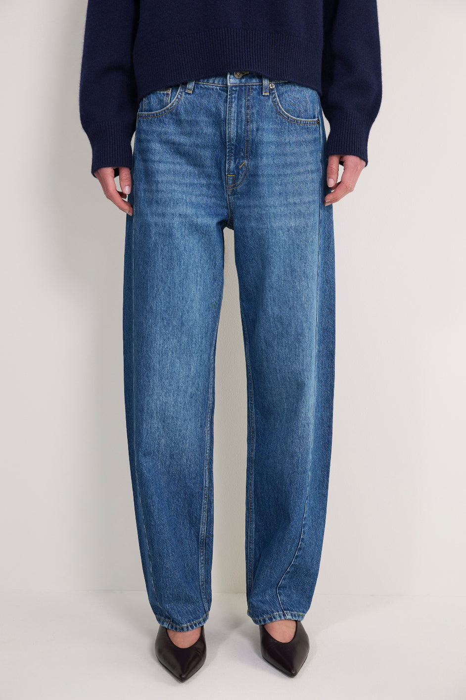 Elsie Barrel Leg Jean - Mid Wash