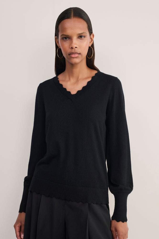 Fleurine Scallop V-Neck Jumper - Black