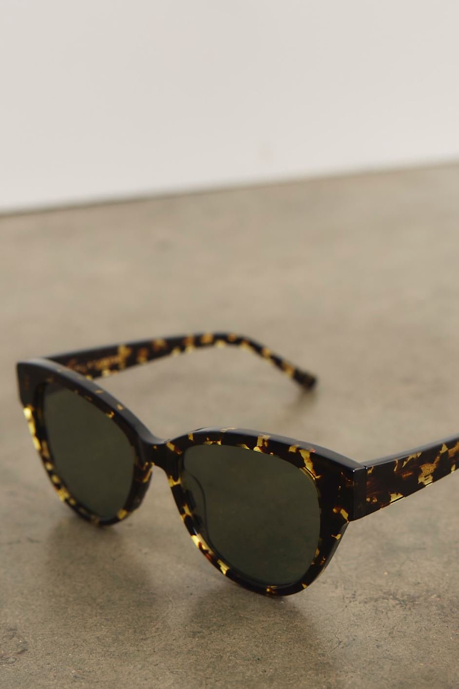WYSE x Finlay Henrietta Sunglasses - Turtle